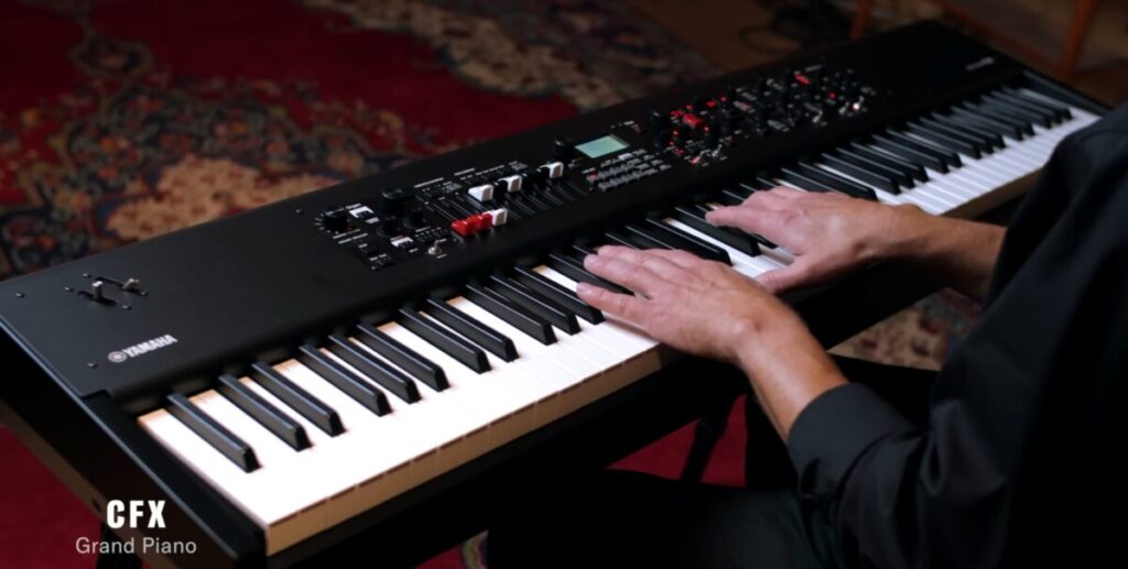 YAMAHAのYCシリーズを斜め後ろから弾く