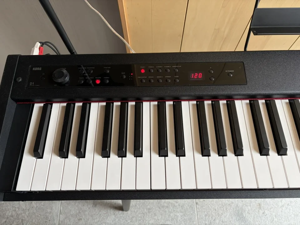 KORG D1の鍵盤と音色選択ボタンを備えた操作パネル