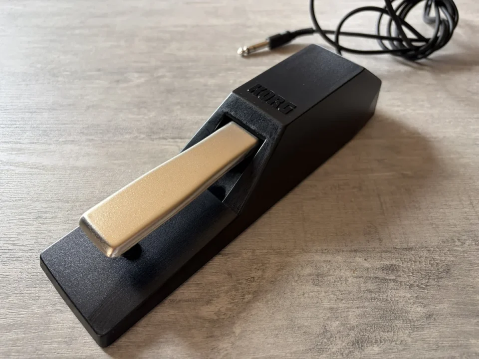 KORG D1で使用するダンパーペダルのアップ写真