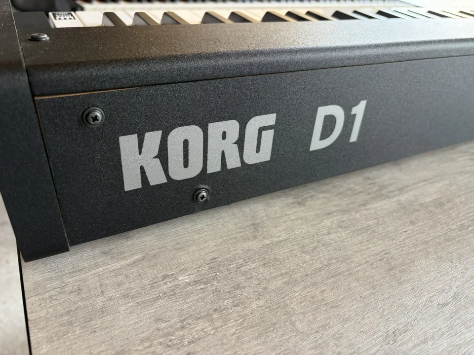 KORG D1本体側面のモデルロゴを拡大した写真