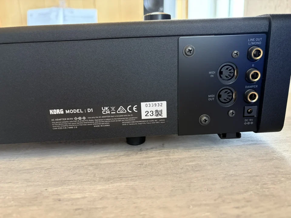 KORG D1背面のMIDI端子やライン出力などの接続端子
