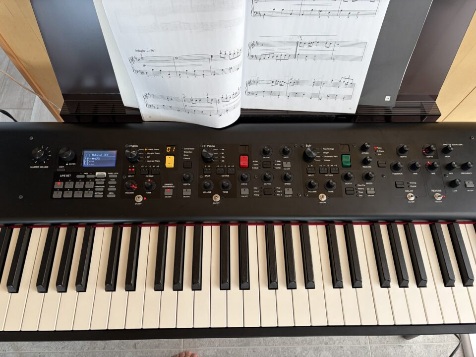 control-panel.jpg Yamaha CP88の鍵盤と操作パネル全体を正面上部から撮影した写真