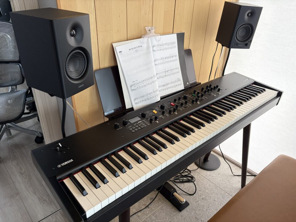 Yamaha CP88と左右のモニタースピーカーを設置した自宅の演奏環境