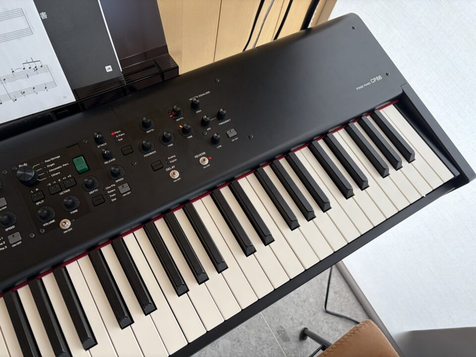 Yamaha CP88の鍵盤とエフェクト操作パネルを斜め上から撮影した写真